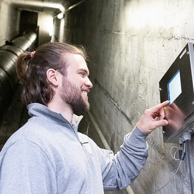 Mitarbeiter Wasserwerk überprüft Durchflussmessung