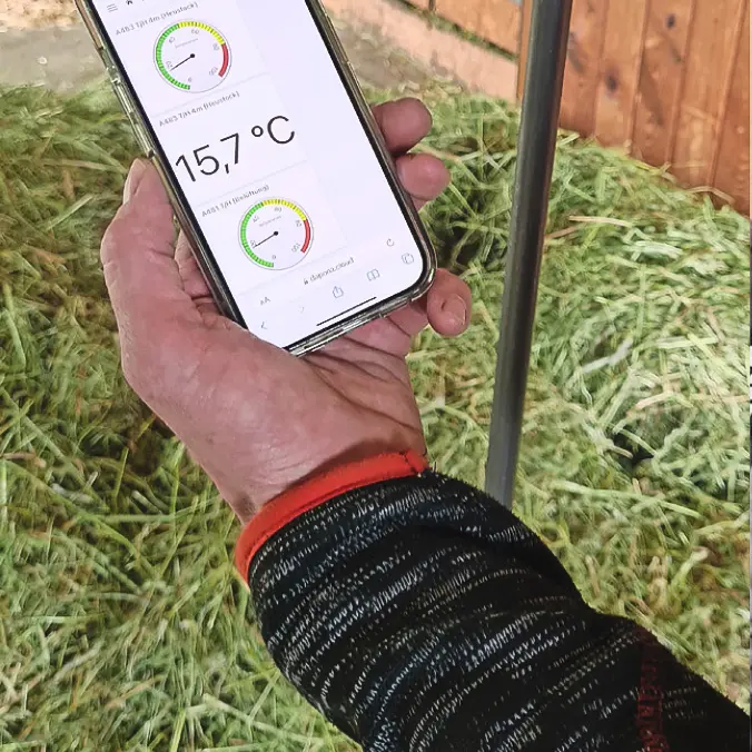 Bauer misst Heustocktemperatur und überprüft die Daten auf Dashboard