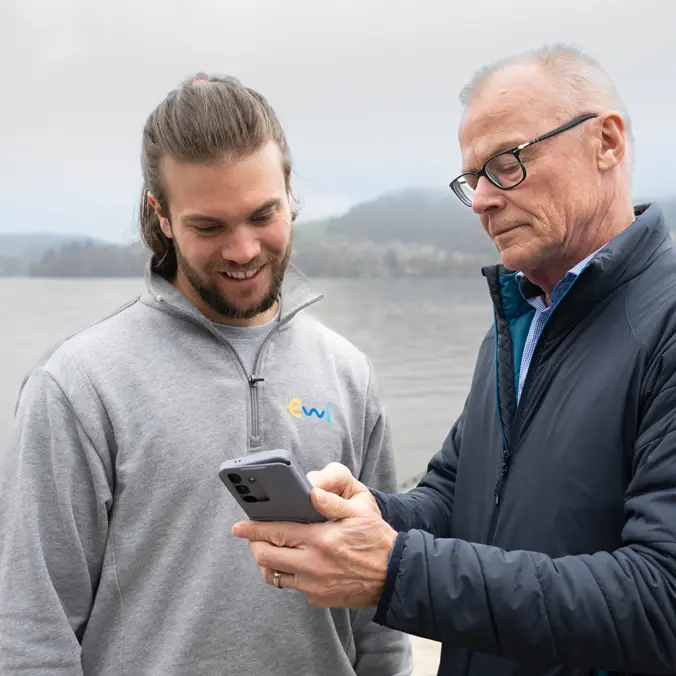Peter Arnold erklärt ewl-Mitarbeiter das pikkerton-Dashboard